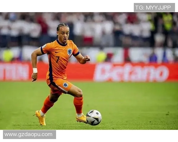 哈维西蒙斯:新星崛起的足球天才与未来的希望之路 哈维西蒙斯:新星崛起的足球天才与未来的希望之路