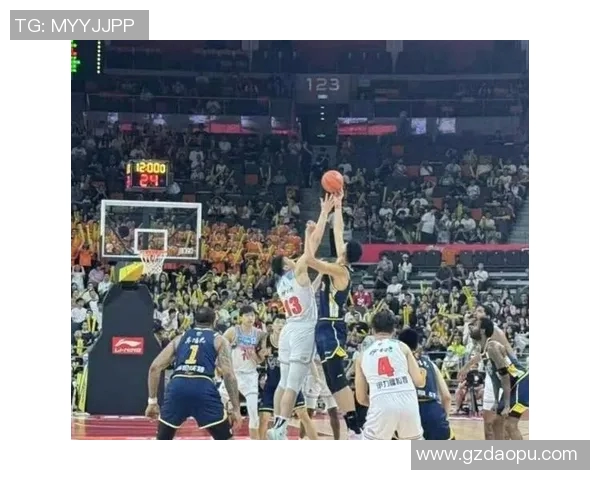 热火险胜掘金98比95关键时刻展现团队韧性与决胜能力