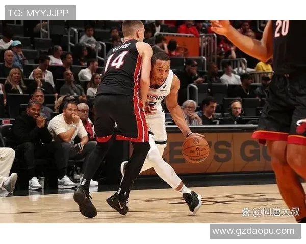 湖人对决热火展现篮球魅力双方明星球员激烈碰撞引发球迷热议 湖人对决热火展现篮球魅力双方明星球员激烈碰撞引发球迷热议